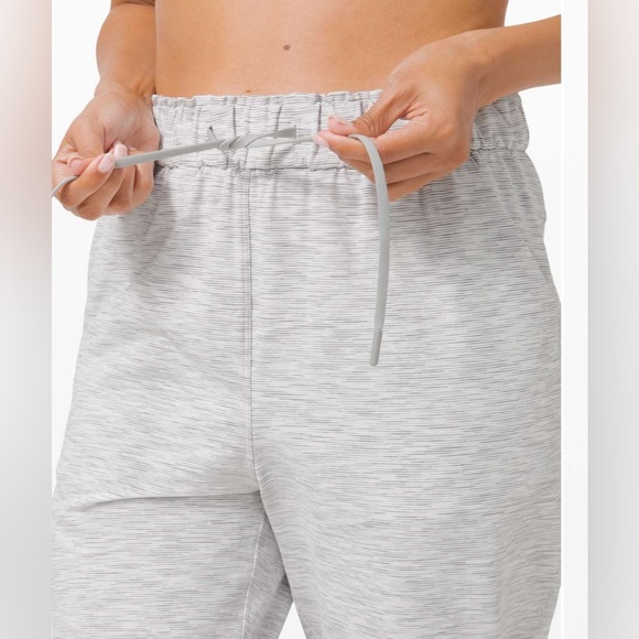 Lululemon Speed Up Crop Leggings 21", Gray & White, size 6 - Picture 4 of 9